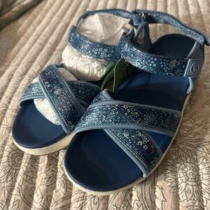 Lands' End Womens Blue Patterned Sandals.